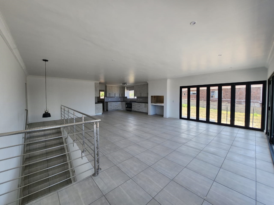 To Let 5 Bedroom Property for Rent in Wavecrest Eastern Cape